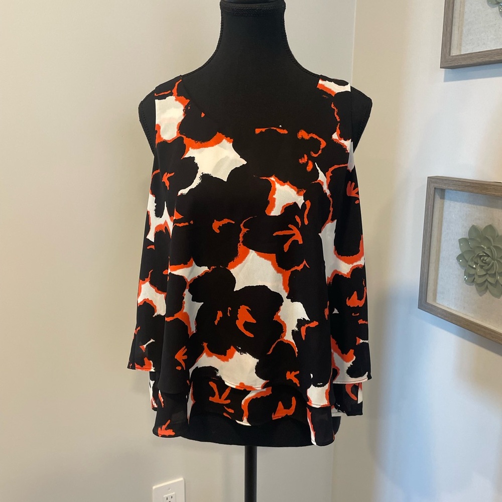 Reitmans Black White & Coral Floral Blouse With Layered Hem & Keyhole EUC